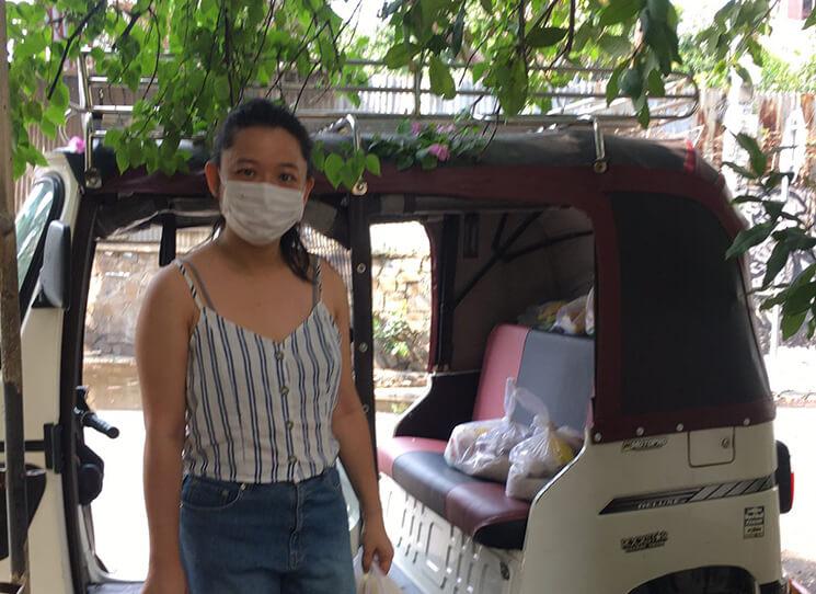 Claire Hoi colecte des denrées pour la covid