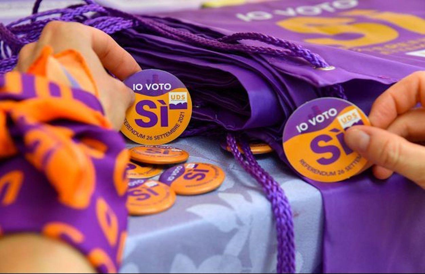 Des badges pour le Oui pour l'IVG à Saint-Marin