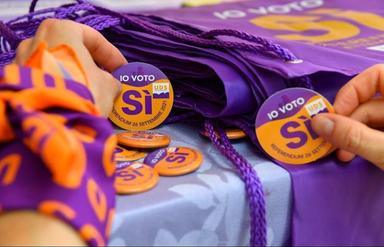 Des badges pour le Oui pour l'IVG à Saint-Marin