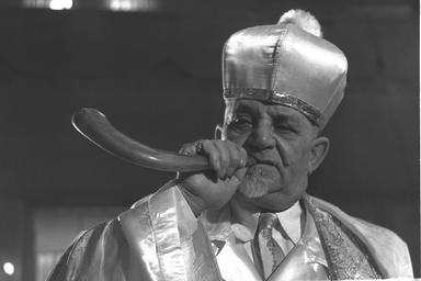 Un "Shamash" souffle dans le shofar pour marquer la fin du jeûne du Yom Kippour