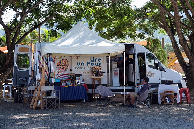 le camion librairie itinérant D'Lires Ambulants de Jean-Brice Peirano en Nouvelle-Calédonie