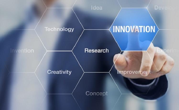 un homme pointe sondoigt sur le mot Innovation