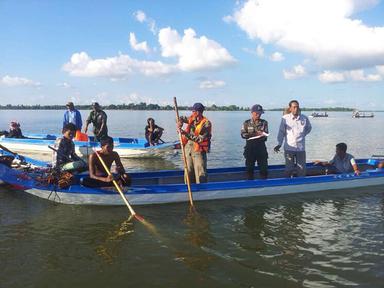 Officiels cambodgiens sur une barque Photo police de Kandal_2