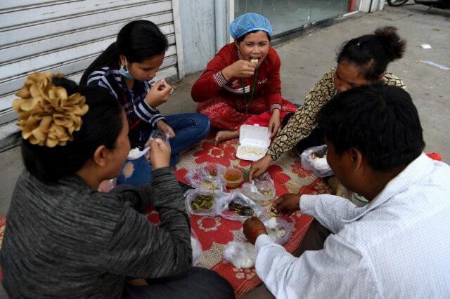 Ouvrières cambodgiennes à leur pose repas 2