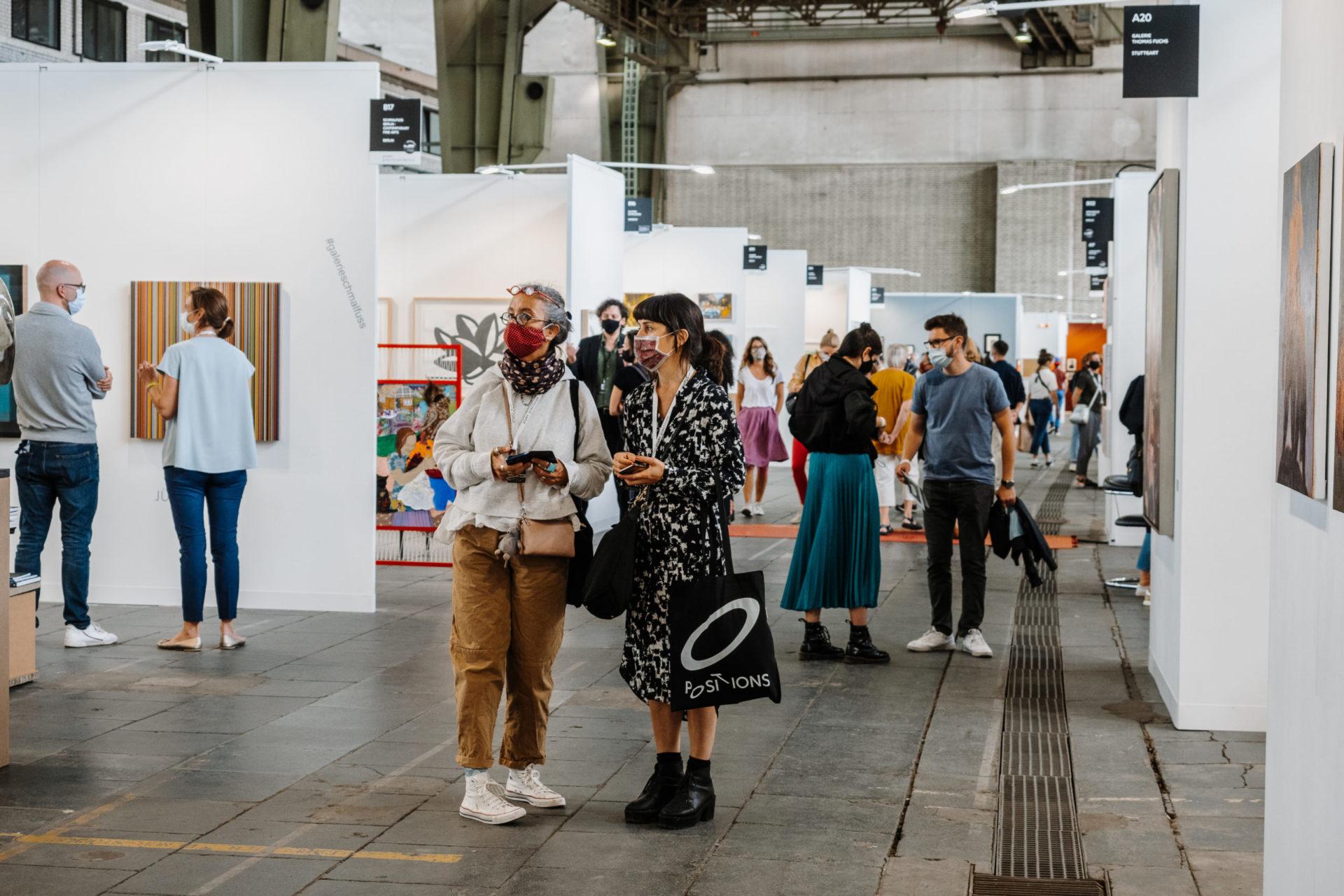 Des personnes à une exposition d'art