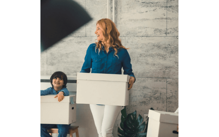 maman et son fils portent des cartons