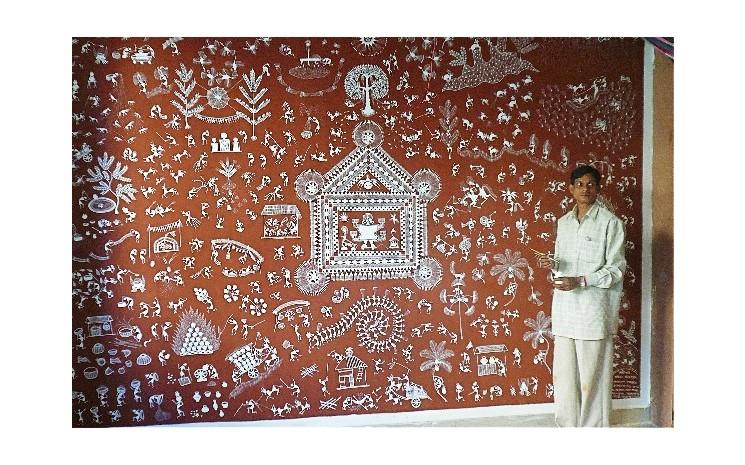 Shantaram tumbada peintre warli devant une fresque de mariage dew chauk