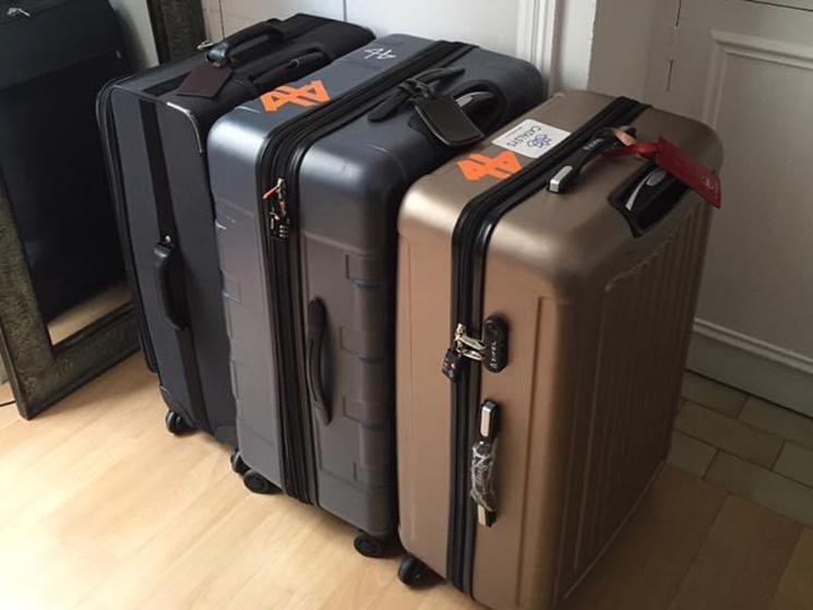 des valises dans un hall d'entrée