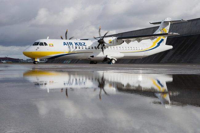 Un ATR-72-600 de Air KBZ sur le tarmac d'un aéroport en Birmanie