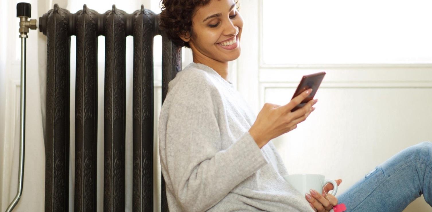 Une femme contre son radiateur