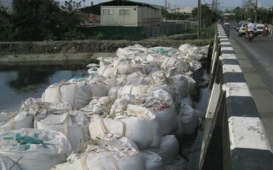 barrage-improvise-inondation-Thailande