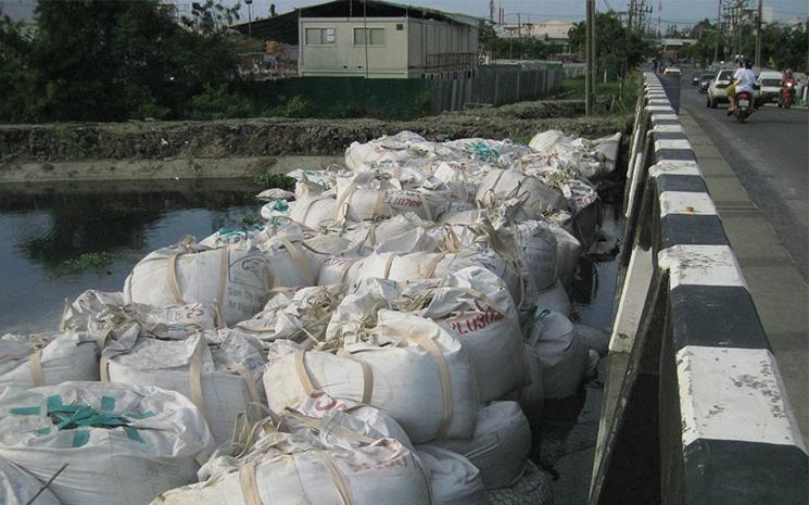 barrage-improvise-inondation-Thailande