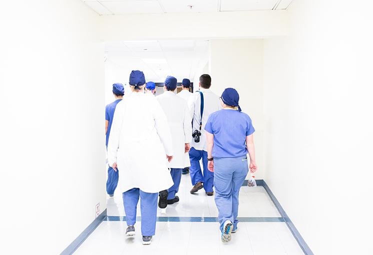 des médecnis marchant dans un couloir d'hopital