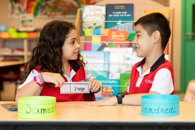 deux enfants a l'école cis apprenant le français et l'anglais