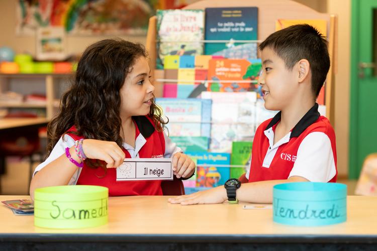 deux enfants a l'école cis apprenant le français et l'anglais
