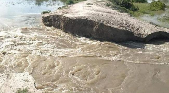 La digue effondrée de Pintin, en Birmanie, laisse passer des flots boueux