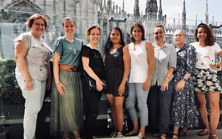 equipe de femmes de milan accueil devant le duomo de milan