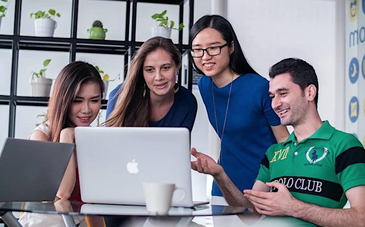 groupe devant un ordinateur