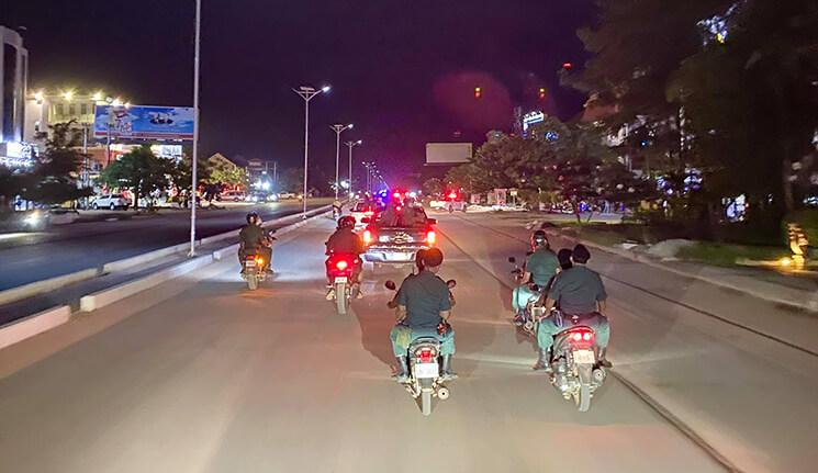 Patrouille nocturne de police dans Siem Reap Confinée