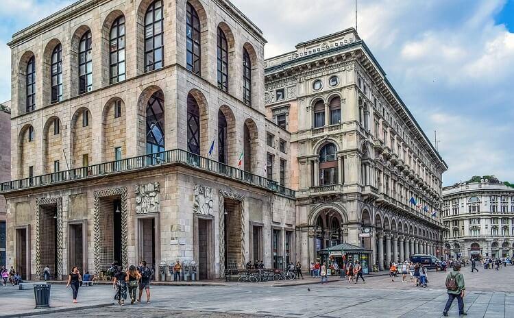 des passants dans la rue à milan