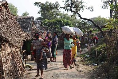 Des réfugiés arakanais souriants dans leur village, en Birmanie