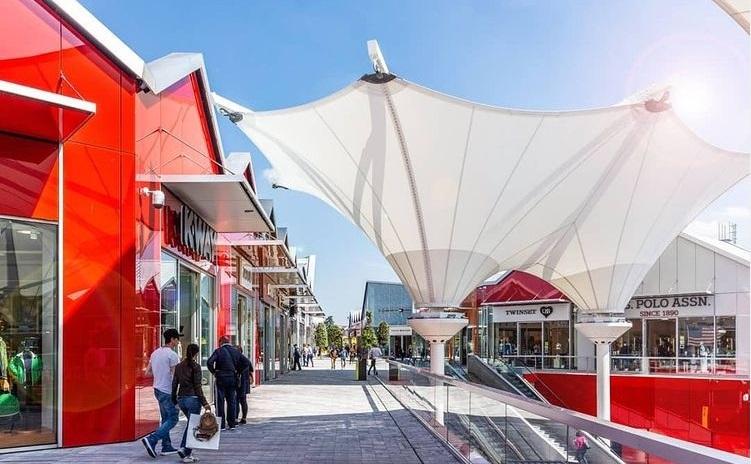 un couple fait du shopping dans l'outlet scalo milan