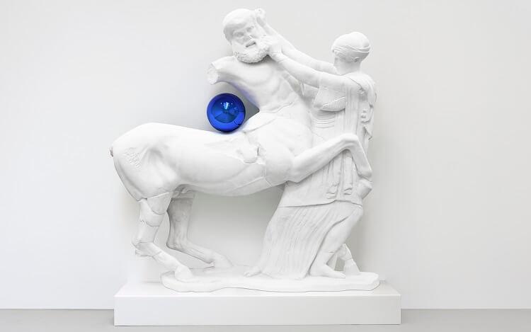 sculpture en marbre d'un centaure avec sphère bleu