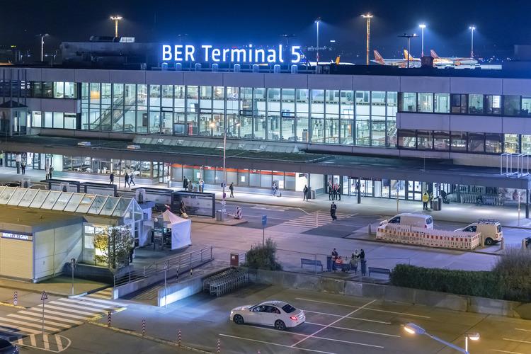 Le terminal 5 de l'aéroport BER vu de nuit