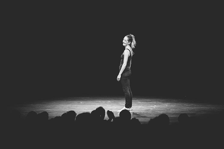 L'actrice Celia Chabut sur scène en Nouvelle-Calédonie