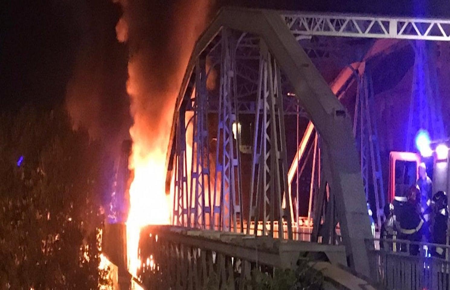 Le Pont de l'Industrie en feu à Rome