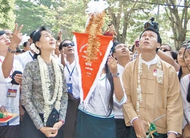 Daw Aung San Suu Kyi et U Phyo Min Thein côte à côte lors d'une cérémonie