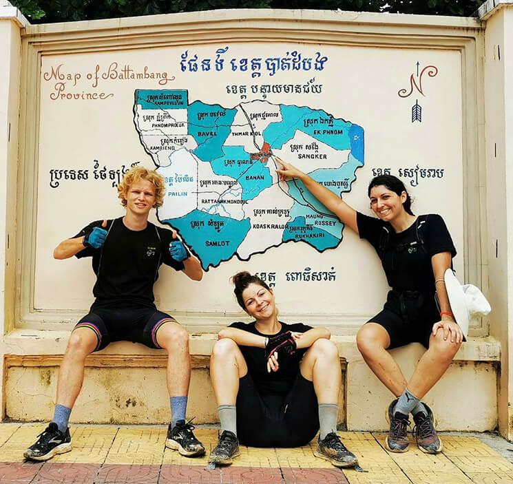 Des jeunes francais arrivent à Battambang en vélo