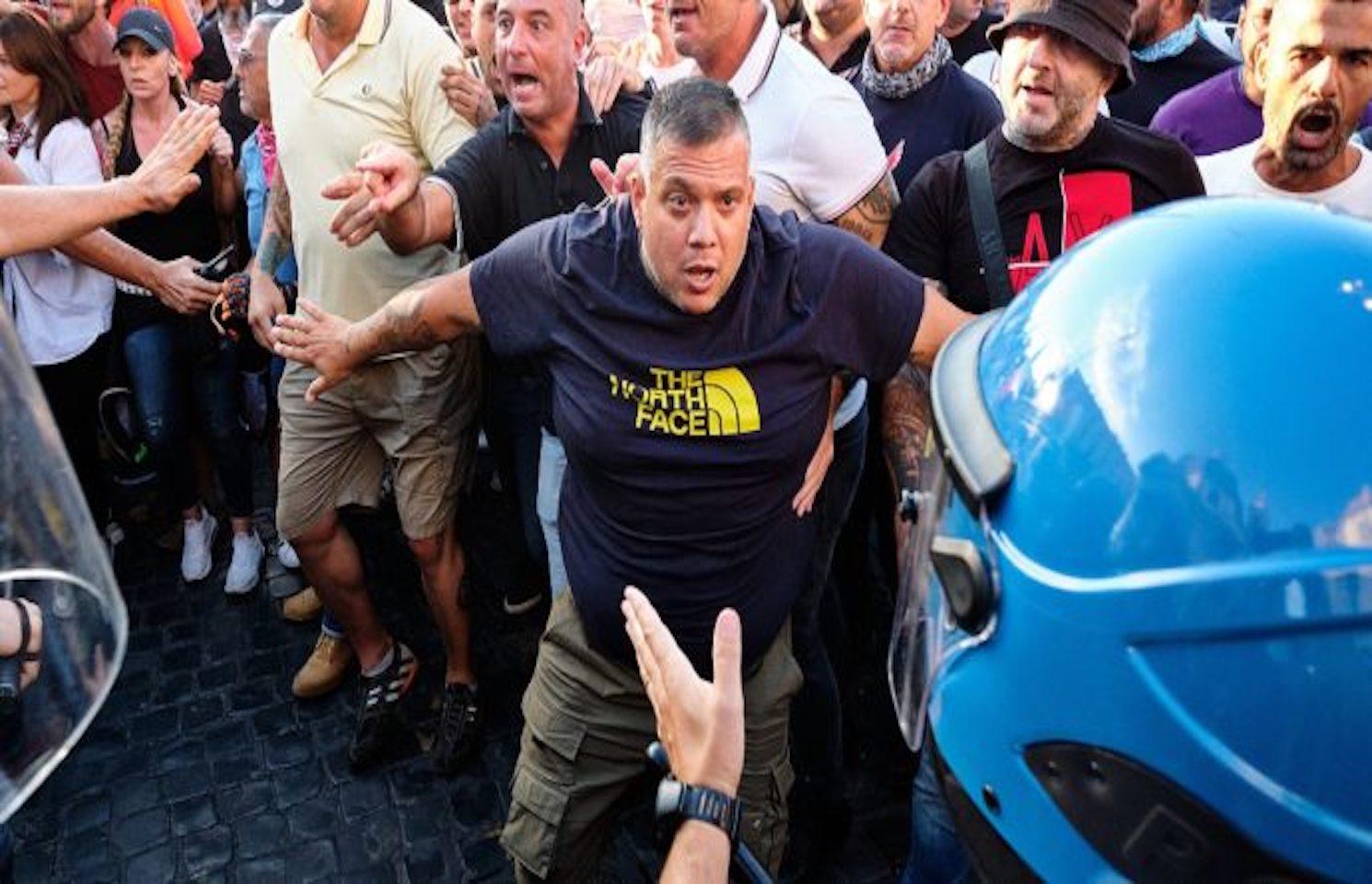 Des manifestants de Forza Nuova contre des policiers à Rome