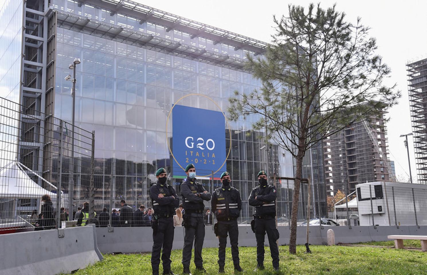 Des policiers devant le palais des congrès de Rome pour le G20