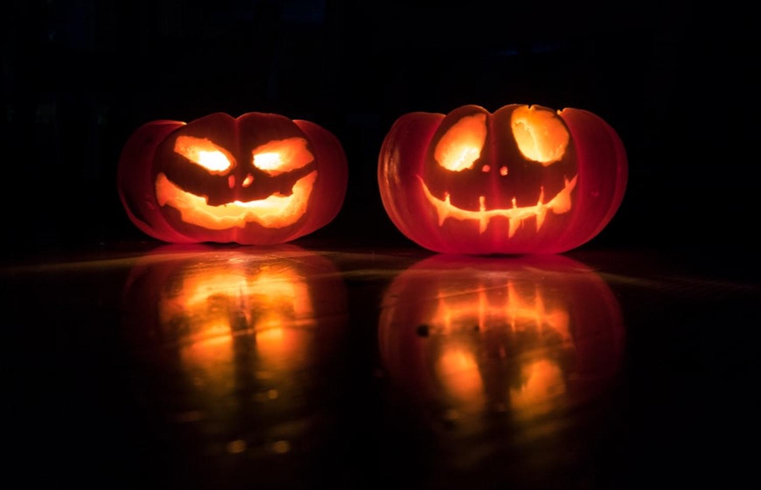 Deux citrouilles qui fêtent Halloween