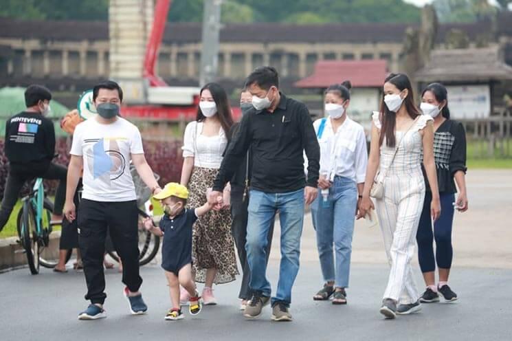 Famille Cambodgienne en visite à Angkor Pendant Pchum Ben