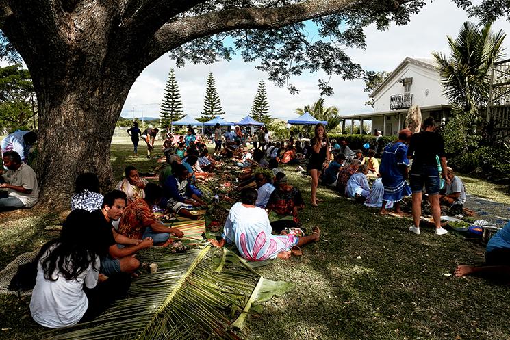 Partage de l'igname nourricière au Centre Culturel de Pomémie en Nouvelle-Calédonie