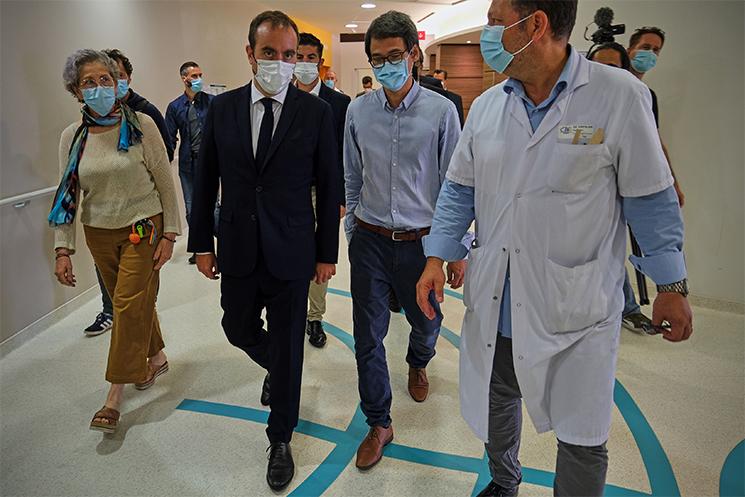 le ministre des Outre-Mer Sébastien Lecornu visite le Médipôle à Nouméa en Nouvelle-Calédonie