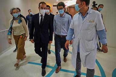 le ministre des Outre-Mer Sébastien Lecornu visite le Médipôle à Nouméa en Nouvelle-Calédonie