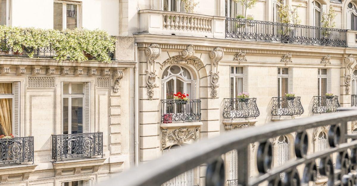 bâtiment parisien avec balcon