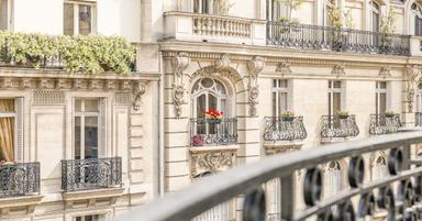 bâtiment parisien avec balcon