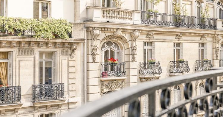 bâtiment parisien avec balcon