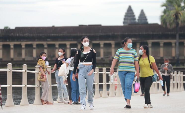 Jeunes femmes cambodgiennes en visite à Angkor
