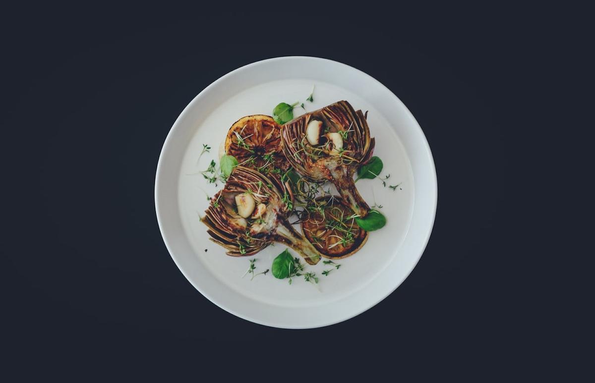 Une assiette d'artichauts cuisinés