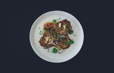 Une assiette d'artichauts cuisinés