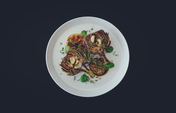 Une assiette d'artichauts cuisinés