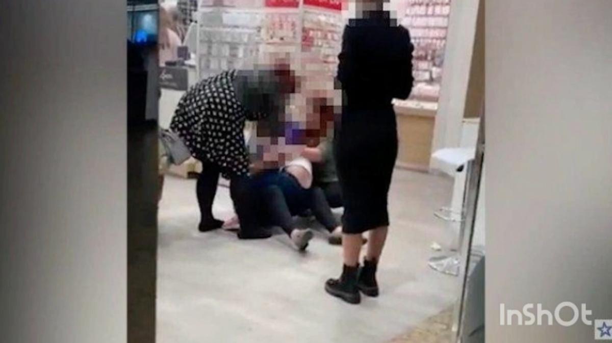 Une fillette maintenue au sol à Meadowhall