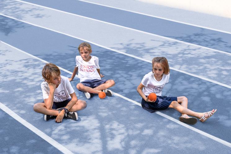 Des enfants dans la cour de l'école bilingue Union School à Paris