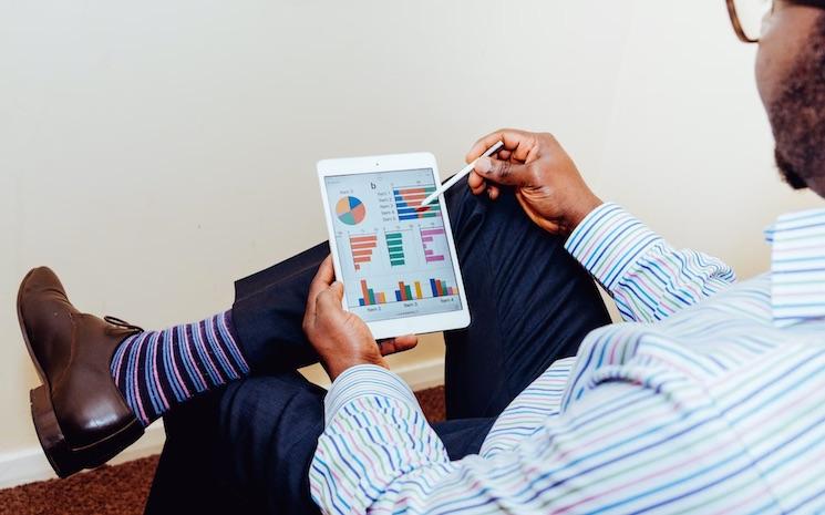 business man devant ses tableaux