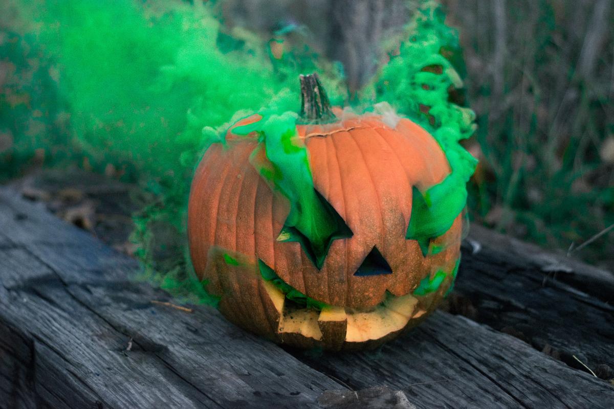 Citrouille d'Halloween endiablée et ses fumigènes verts.